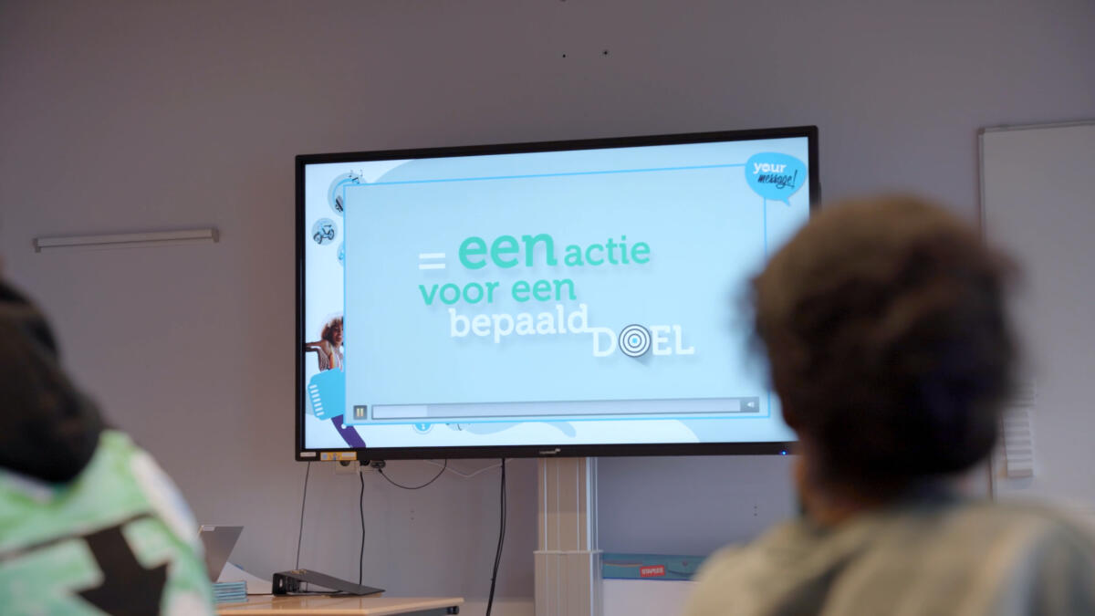 Groot beeldscherm met tekst