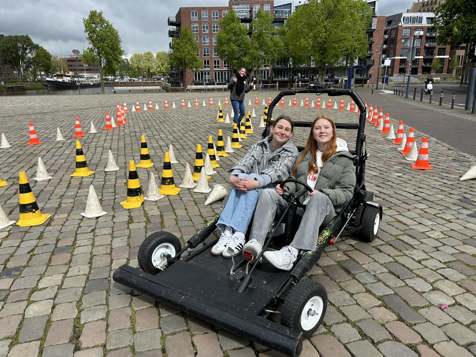 Twee jongeren in een Alcokart
