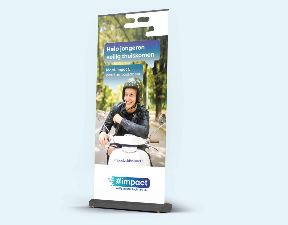 Rolbanner jongen met helm op scooter