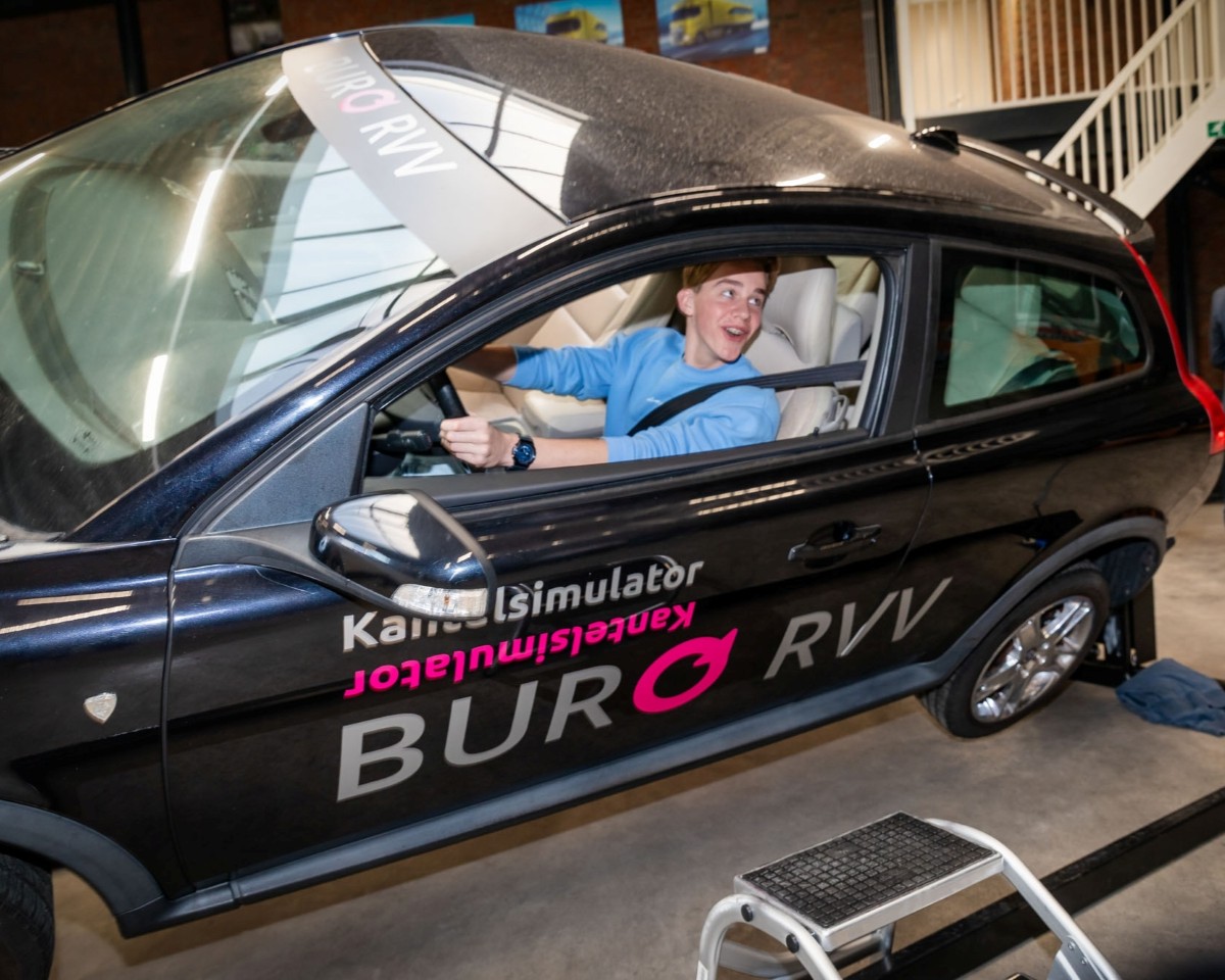 Jongere in de kantelsimulator