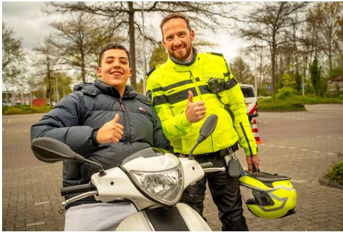 Jongere en politieman met duimen omhoog