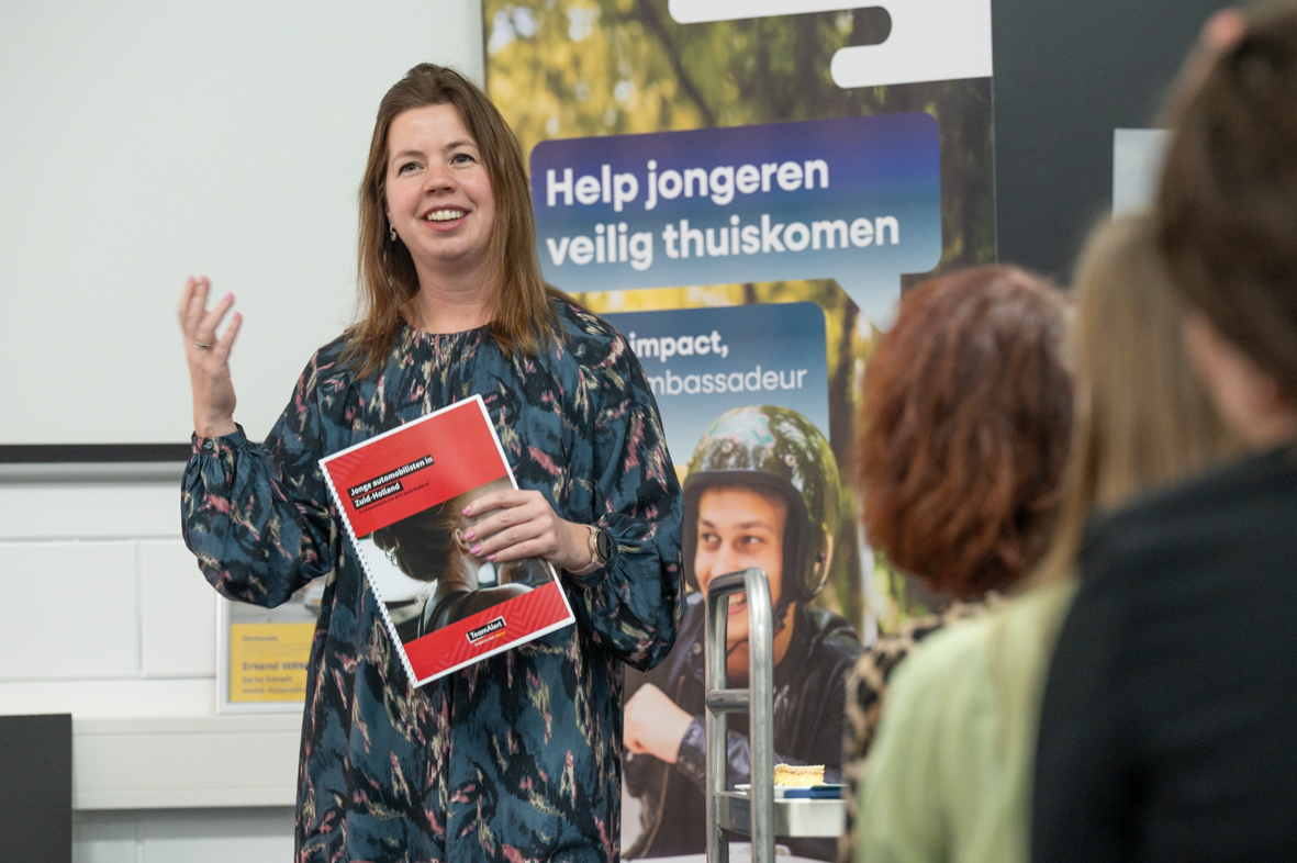 Marieke de Bruijn toont het rapport van TeamAlert
