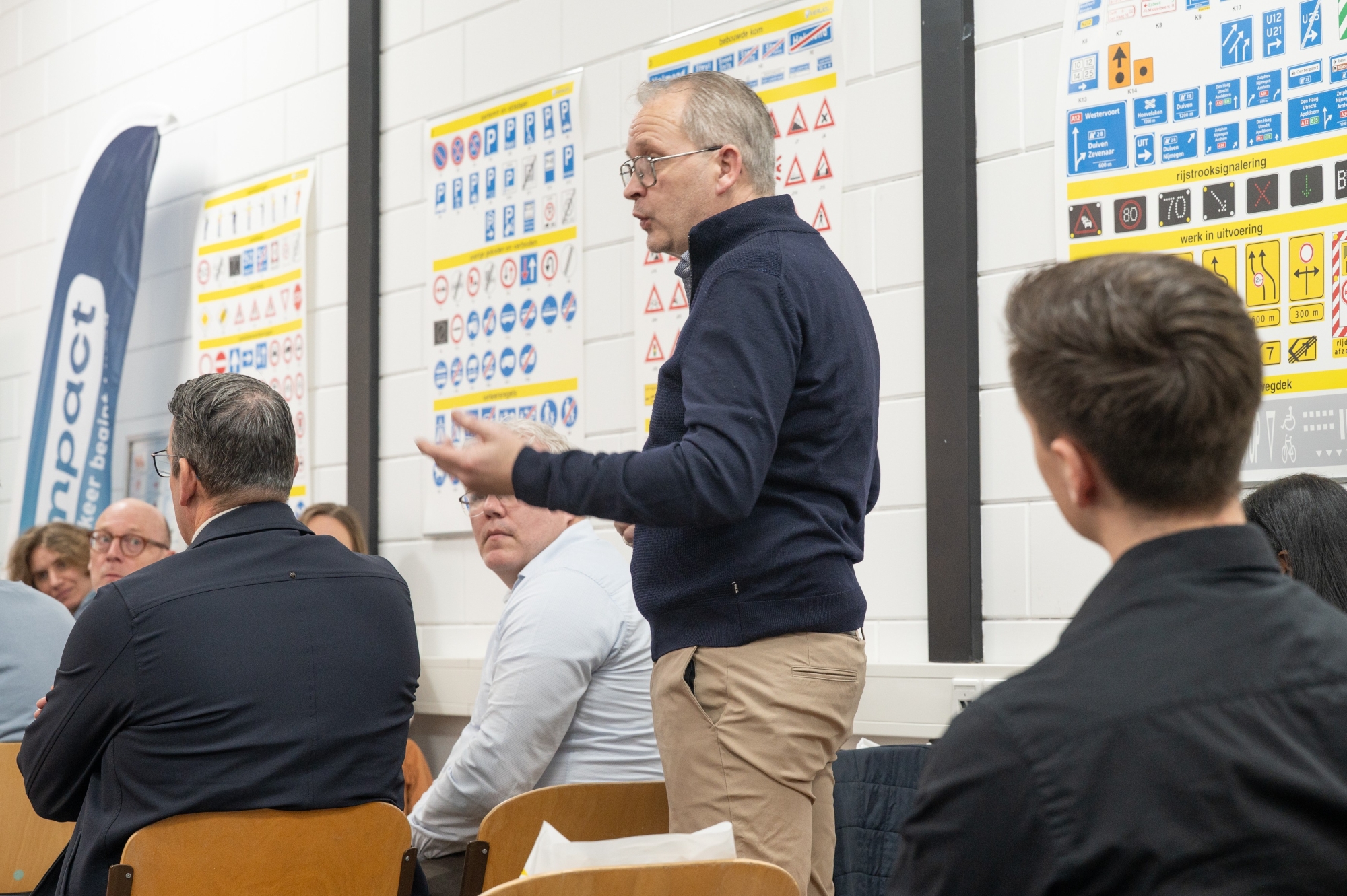 Deelnemer reageert vanuit het publiek op de presentaties
