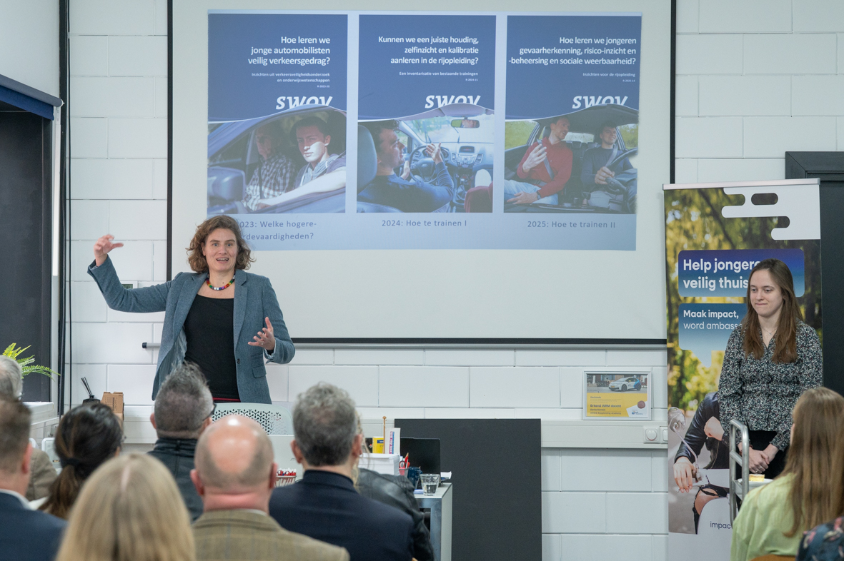 Michelle Doumen presenteert het onderzoek van SWOV