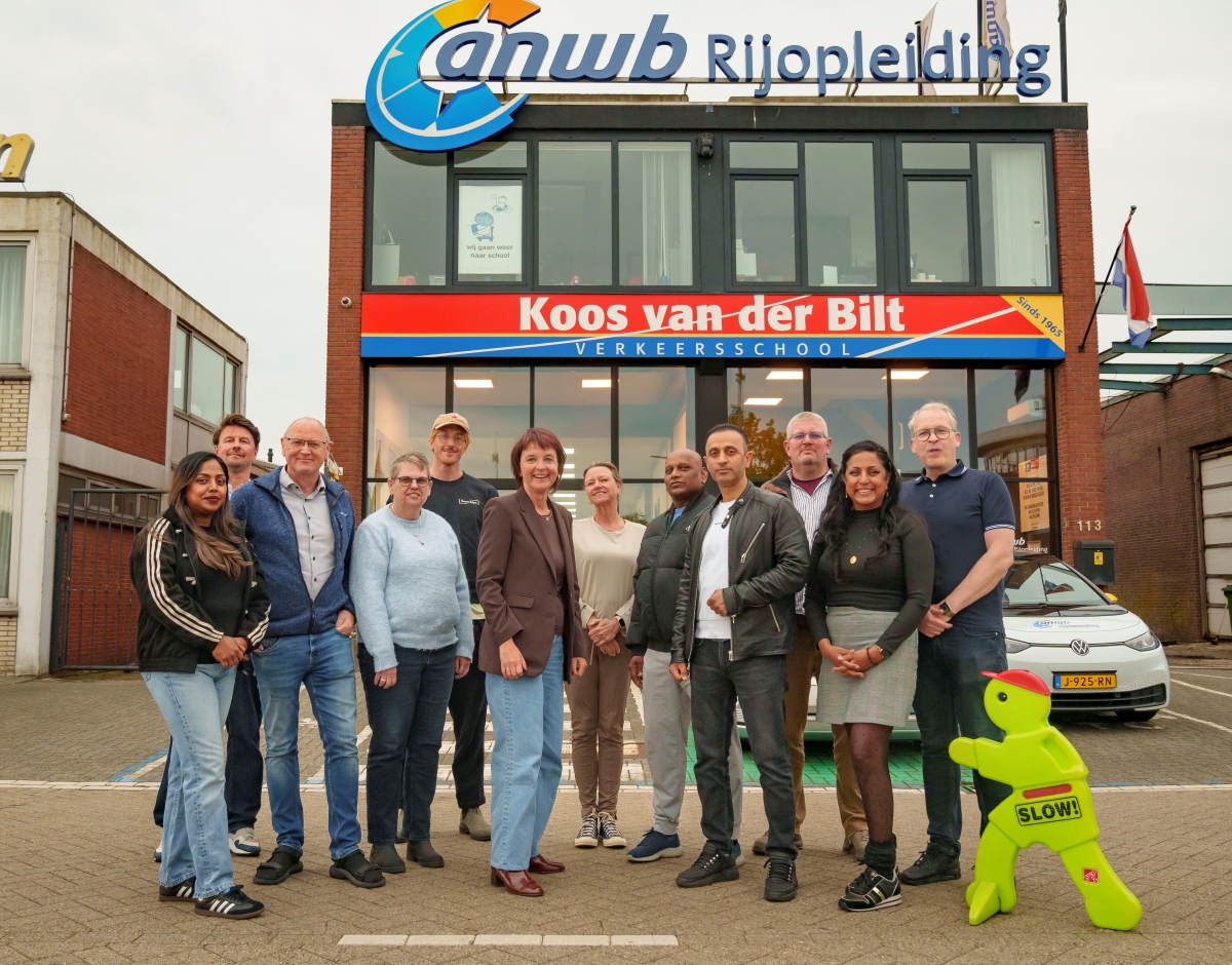 Trainer en deelnemers in actie