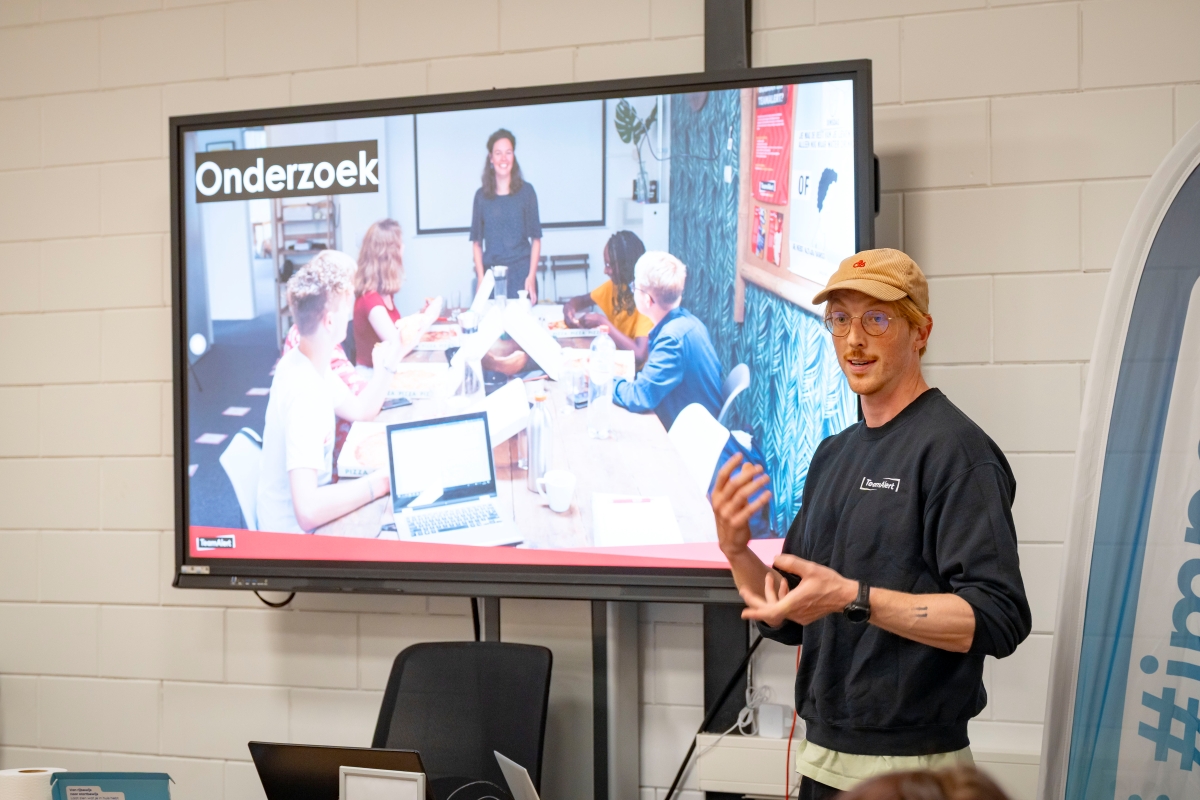 Sven van de Koekelt presenteert