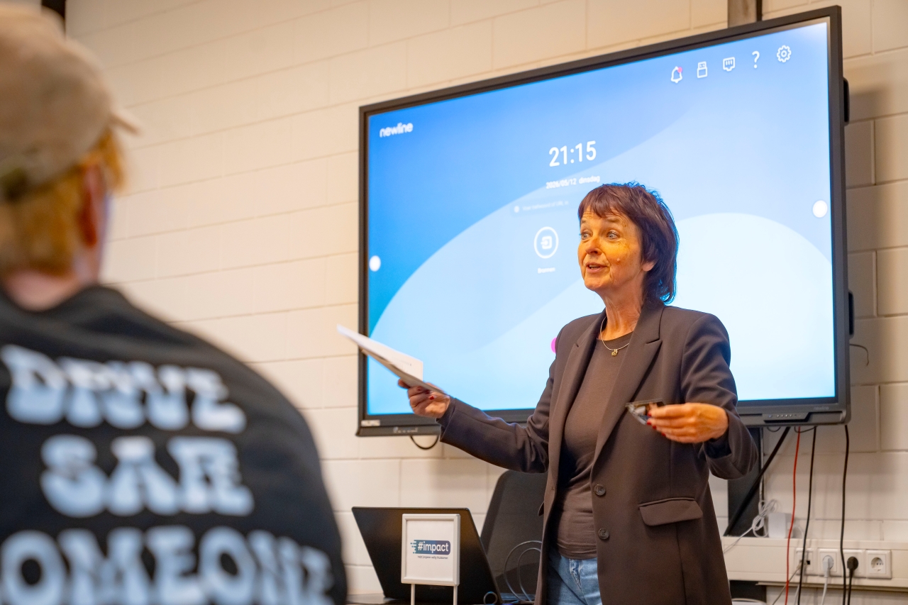 Ada Aalbrecht presenteert