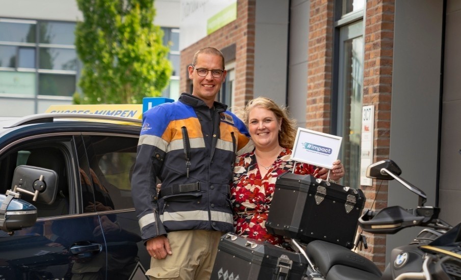 Aart en Larissa van Toor bij lesvoertuigen voor hun rijschool