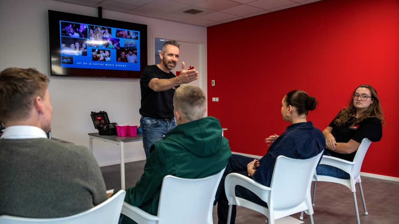 Trainer voor de groep tijdens workshop risico's rijden onder invloed
