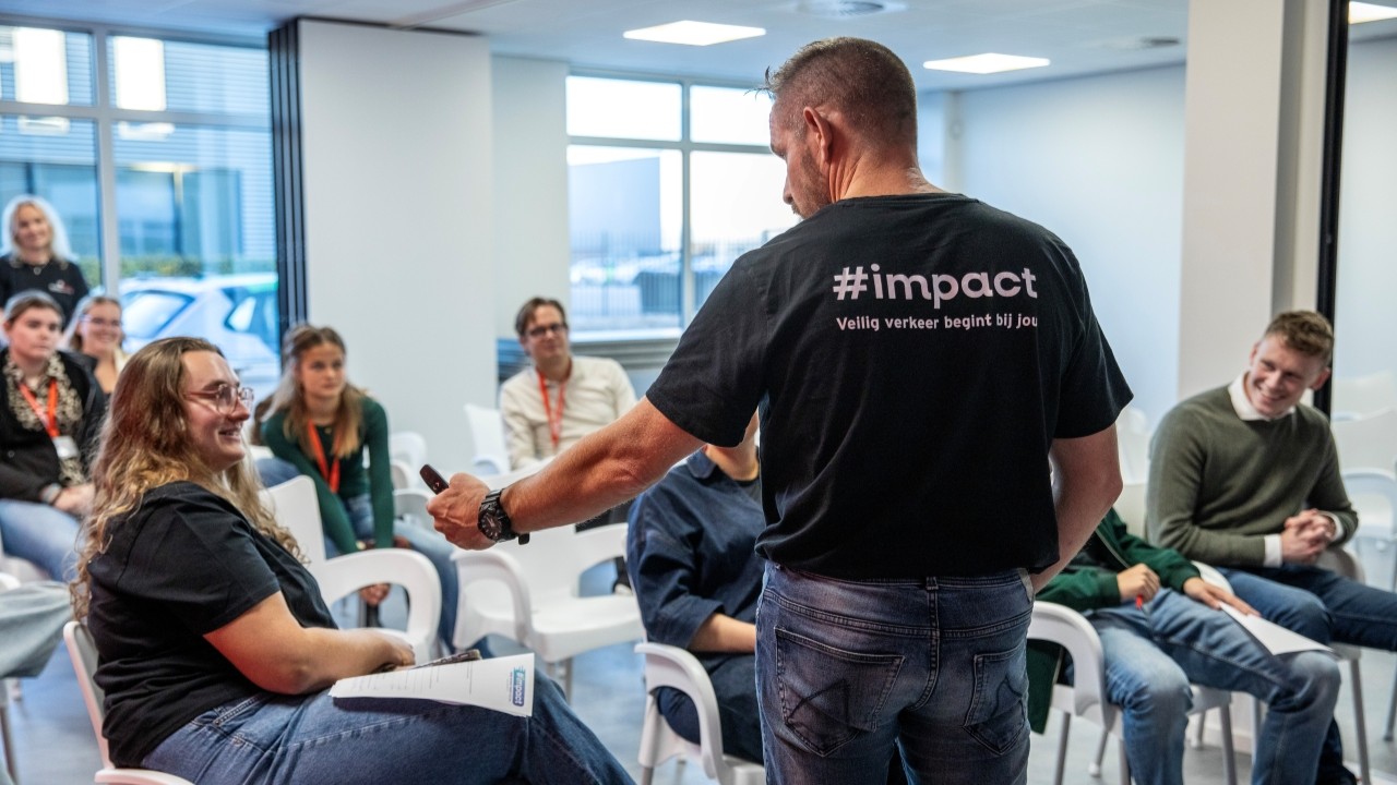 Trainer Ard Kleijweg in gesprek tijdens de workshop "Risico's van rijden onder invloed"