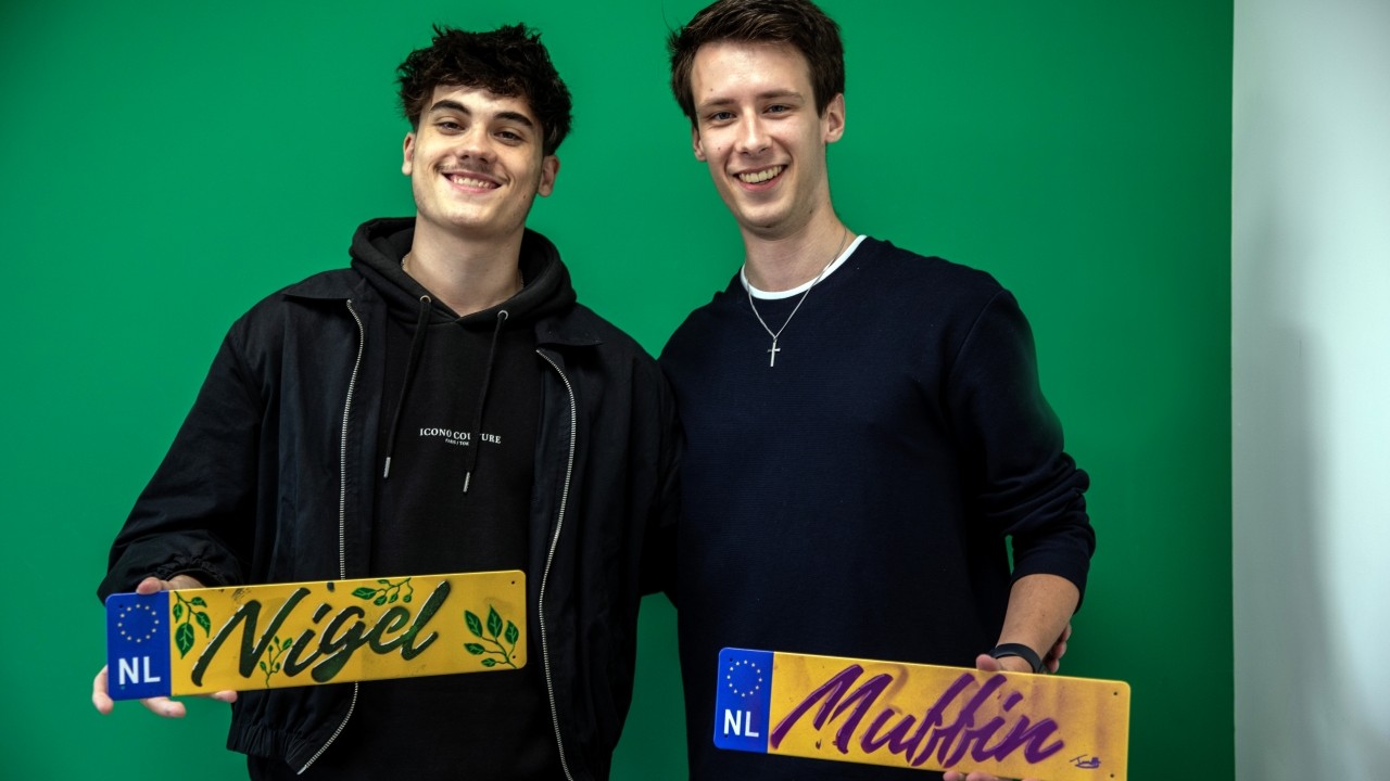 Twee deelnemers laten het resultaat van de graffiti-workshop zien
