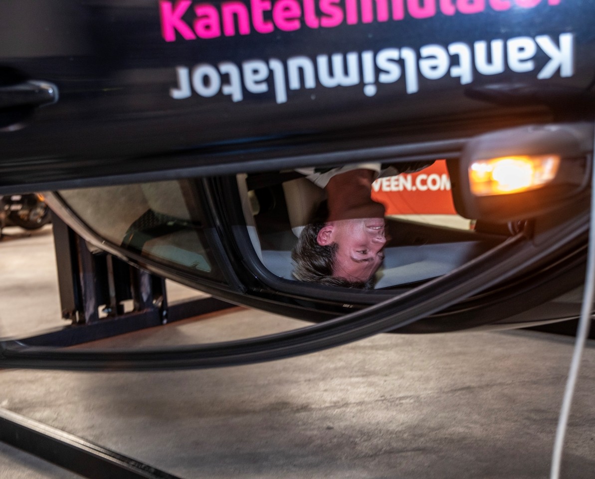 Auto ondersteboven met jongere erin