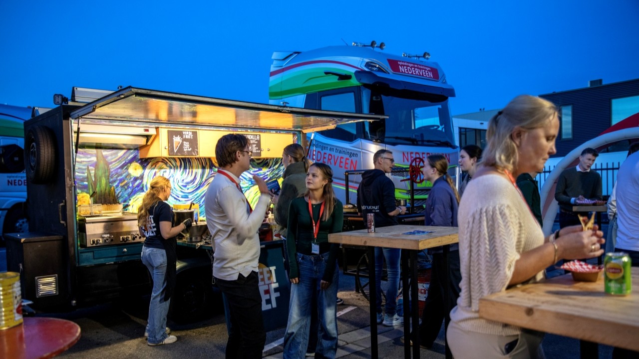 Jongeren aan het snacken op het foodplein