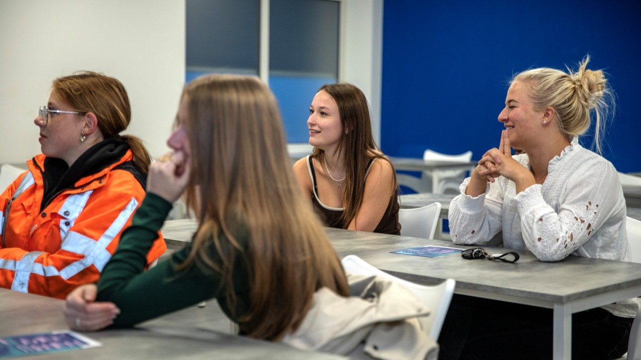 Jongeren luisteren aandachtig tijdens een workshop