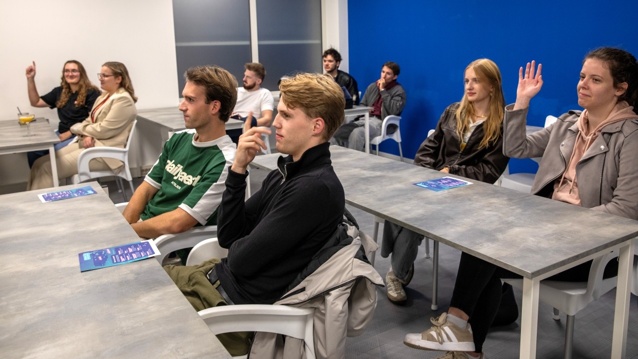 Jongeren in de banken tijdens een workshop