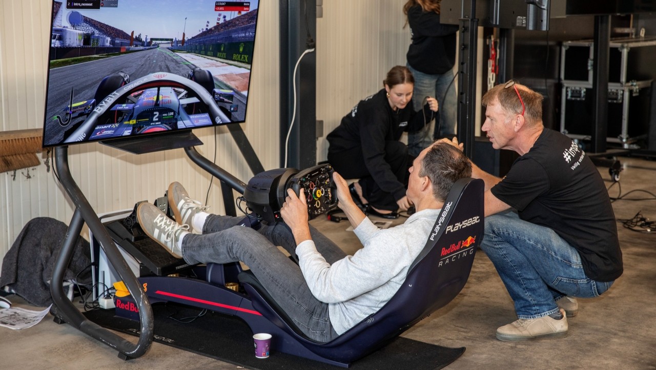 Deelnemer probeert de race-simulator uit