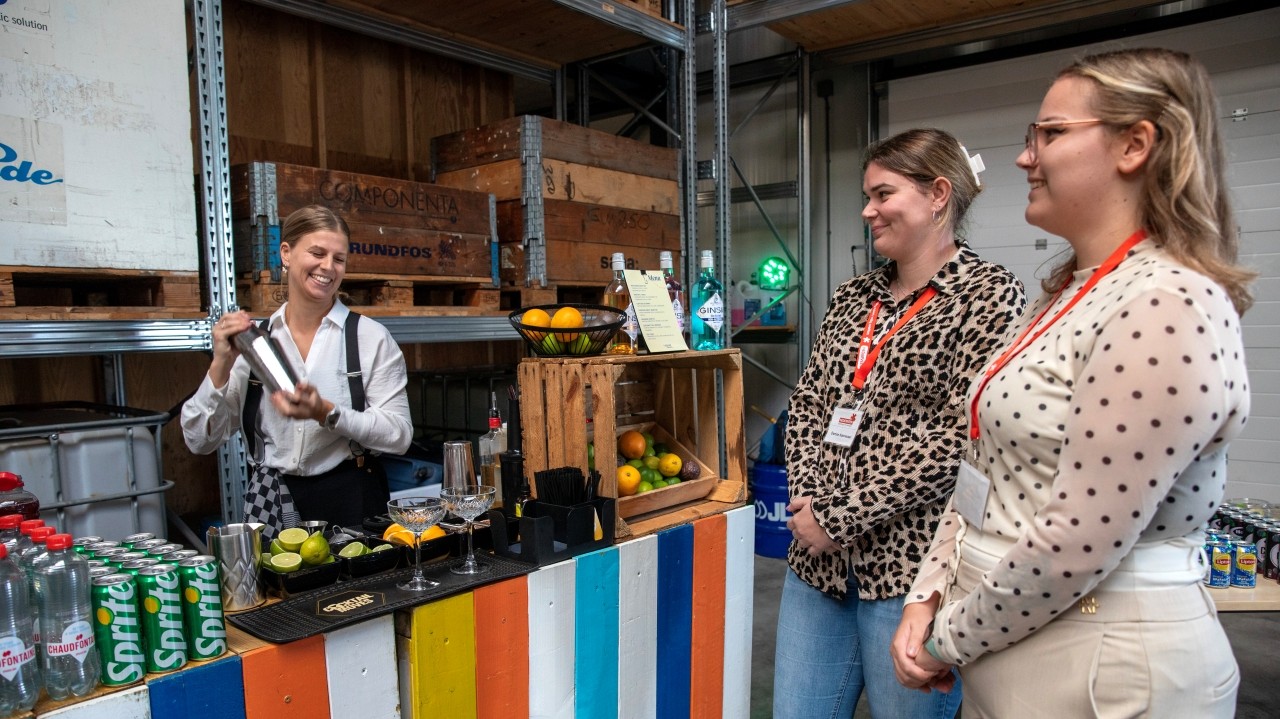 Twee jongeren bestellen een drankje bij de mocktailbar