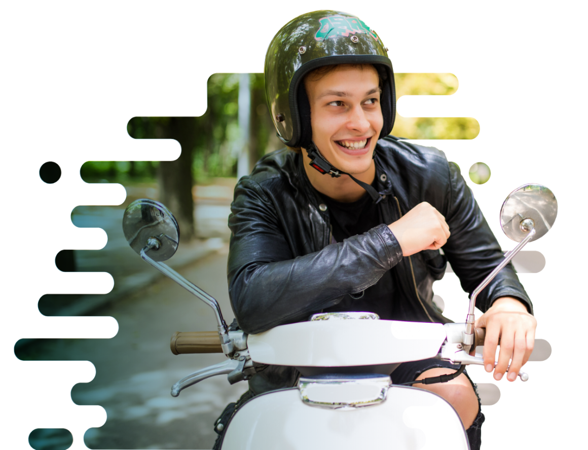 Lachende jongere op de scooter met een helm op, hangend op het stuur