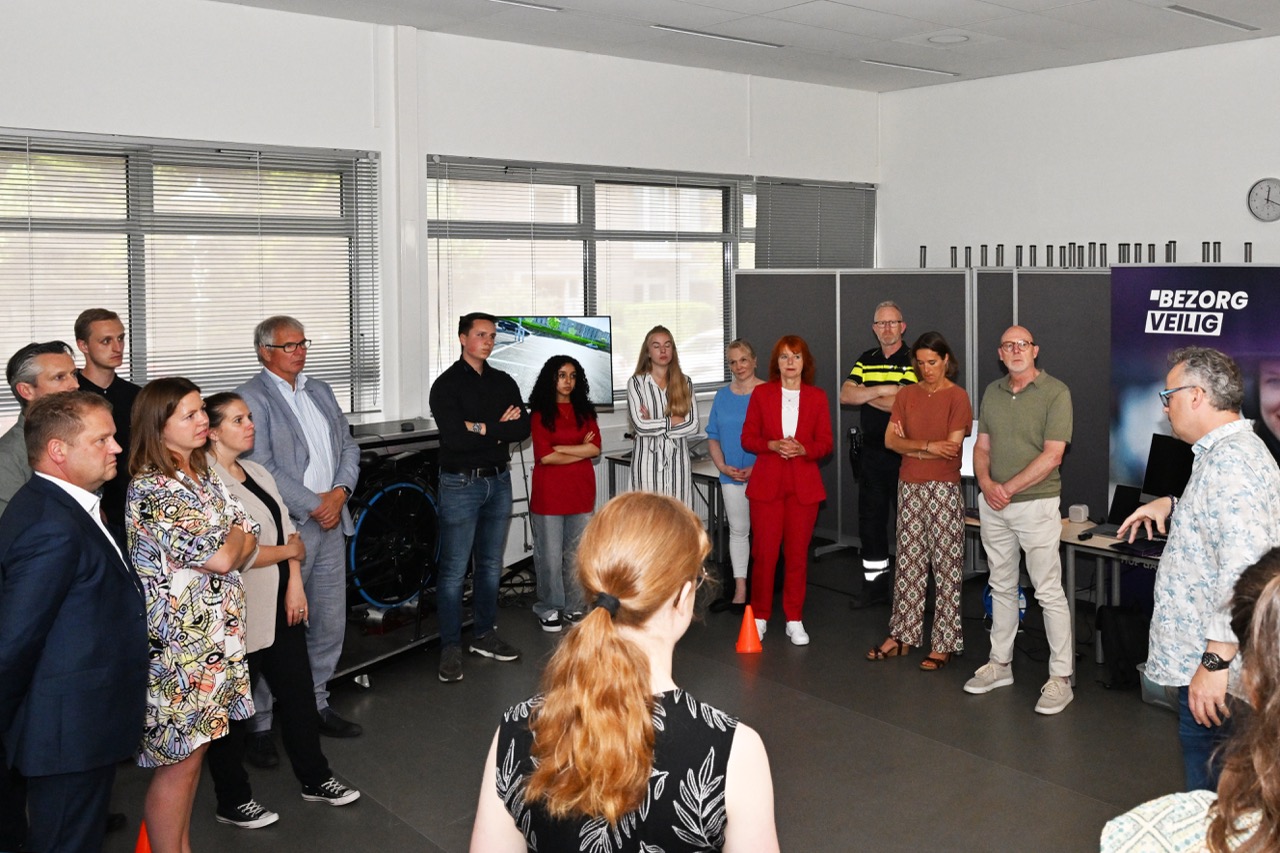 groep met trainer in een kring in de zaal