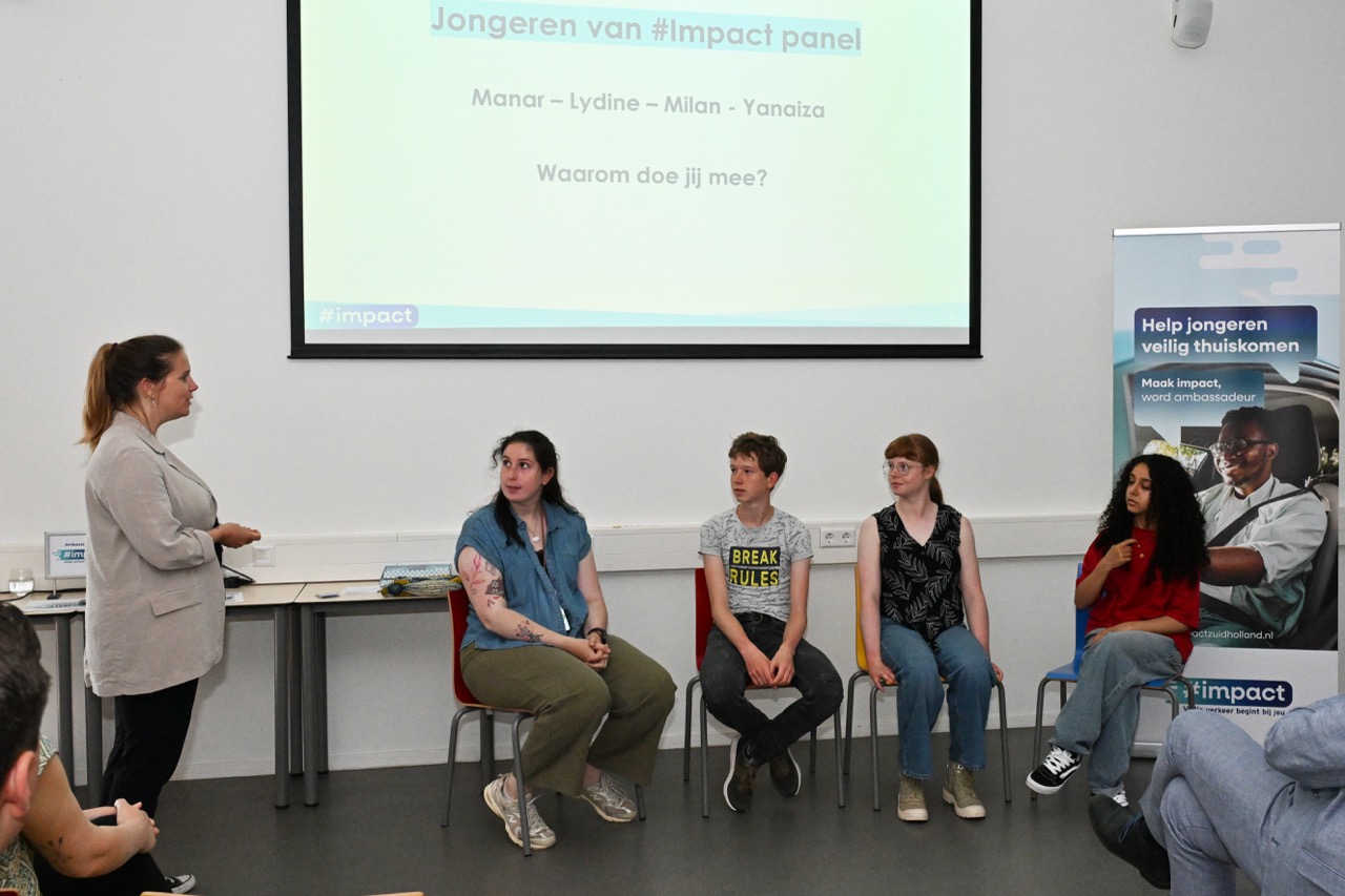 Presentator Sanne de Lorme en de vier leden van het #impact Jongerenpanel